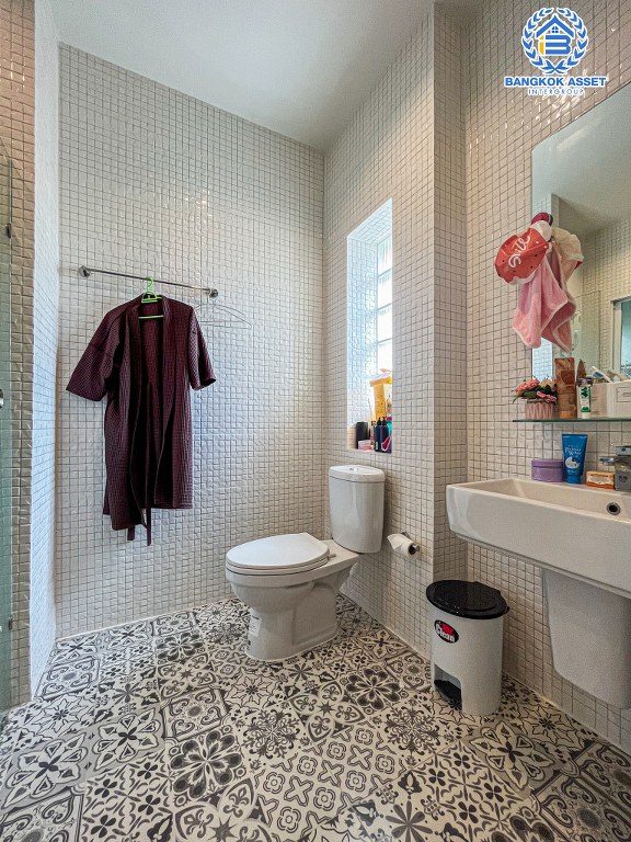 บ้านเดี่ยวมือสอง โครงการ มณีรินทร์พาร์ค รัตนาธิเบศร์-ท่าอิฐ หลังมุม เนื้อที่ 59.40 ตร.ว. ฟังก์ชัน 4 ห้องนอน 3 ห้องน้ำ 2 ที่จอดรถ บ้านสภาพดีเยี่ยม บนทำเลเดินทางสะดวก เชื่อมต่อถนนราชพฤกษ์ ถนนงามวงศ์วาน ถนนติวานนท์ ใกล้รถไฟฟ้าสายสีม่วง "สถานีบางรักน้อยท่าอิฐ" และจุดขึ้นทางด่วน "งามวงศ์วาน"...