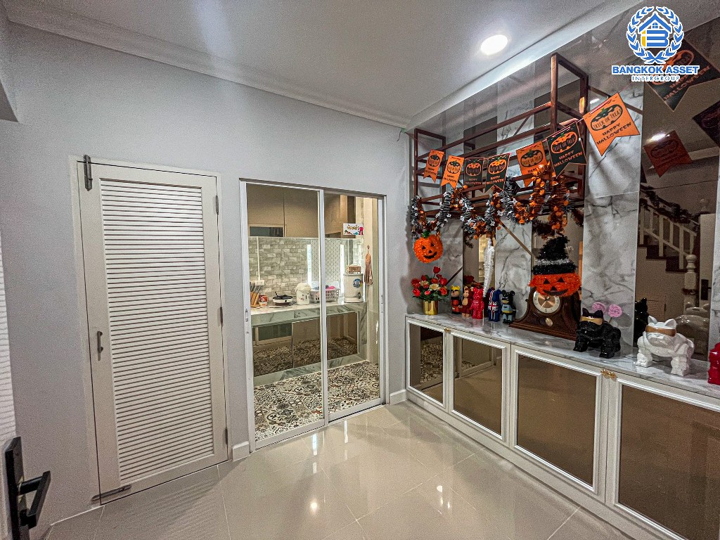 บ้านเดี่ยวมือสอง โครงการ มณีรินทร์พาร์ค รัตนาธิเบศร์-ท่าอิฐ หลังมุม เนื้อที่ 59.40 ตร.ว. ฟังก์ชัน 4 ห้องนอน 3 ห้องน้ำ 2 ที่จอดรถ บ้านสภาพดีเยี่ยม บนทำเลเดินทางสะดวก เชื่อมต่อถนนราชพฤกษ์ ถนนงามวงศ์วาน ถนนติวานนท์ ใกล้รถไฟฟ้าสายสีม่วง "สถานีบางรักน้อยท่าอิฐ" และจุดขึ้นทางด่วน "งามวงศ์วาน"...