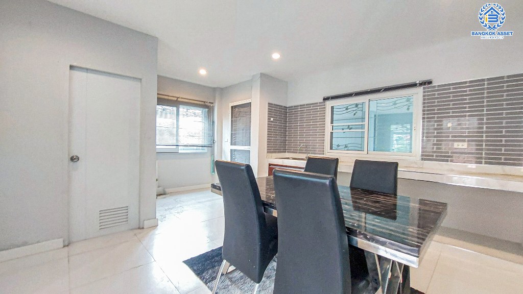 *****บ้านเดี่ยวมือสอง โครงการ ลภาวัน9 ชัยพฤกษ์-แจ้งวัฒนะ เนื้อที่ 60 ตร.ว. ฟังก์ชัน 3 ห้องนอน 2 ห้องน้ำ 2 ที่จอดรถ บ้านสภาพดีเยี่ยม พร้อมเข้าอยู่ บนทำเลเดินทางสะดวก เชื่อมต่อถนนราชพฤกษ์ ถนนรัตนาธิเบศร์ ถนนชัยพฤกษ์ ใกล้รถไฟฟ้าสายสีม่วง "สถานีบางพลู" และจุดขึ้นทางด่วน "ศรีรัช"