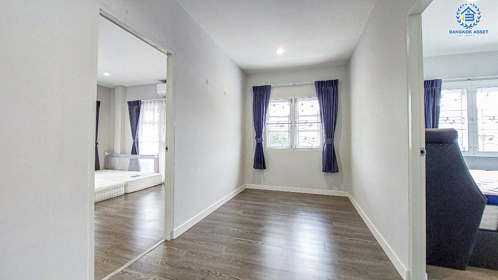 *****บ้านเดี่ยวมือสอง โครงการ ลภาวัน9 ชัยพฤกษ์-แจ้งวัฒนะ เนื้อที่ 60 ตร.ว. ฟังก์ชัน 3 ห้องนอน 2 ห้องน้ำ 2 ที่จอดรถ บ้านสภาพดีเยี่ยม พร้อมเข้าอยู่ บนทำเลเดินทางสะดวก เชื่อมต่อถนนราชพฤกษ์ ถนนรัตนาธิเบศร์ ถนนชัยพฤกษ์ ใกล้รถไฟฟ้าสายสีม่วง "สถานีบางพลู" และจุดขึ้นทางด่วน "ศรีรัช"