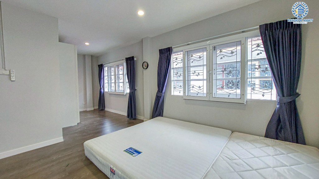 *****บ้านเดี่ยวมือสอง โครงการ ลภาวัน9 ชัยพฤกษ์-แจ้งวัฒนะ เนื้อที่ 60 ตร.ว. ฟังก์ชัน 3 ห้องนอน 2 ห้องน้ำ 2 ที่จอดรถ บ้านสภาพดีเยี่ยม พร้อมเข้าอยู่ บนทำเลเดินทางสะดวก เชื่อมต่อถนนราชพฤกษ์ ถนนรัตนาธิเบศร์ ถนนชัยพฤกษ์ ใกล้รถไฟฟ้าสายสีม่วง "สถานีบางพลู" และจุดขึ้นทางด่วน "ศรีรัช"