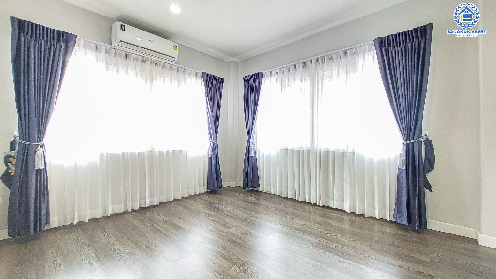 *****บ้านเดี่ยวมือสอง โครงการ ลภาวัน9 ชัยพฤกษ์-แจ้งวัฒนะ เนื้อที่ 60 ตร.ว. ฟังก์ชัน 3 ห้องนอน 2 ห้องน้ำ 2 ที่จอดรถ บ้านสภาพดีเยี่ยม พร้อมเข้าอยู่ บนทำเลเดินทางสะดวก เชื่อมต่อถนนราชพฤกษ์ ถนนรัตนาธิเบศร์ ถนนชัยพฤกษ์ ใกล้รถไฟฟ้าสายสีม่วง "สถานีบางพลู" และจุดขึ้นทางด่วน "ศรีรัช"