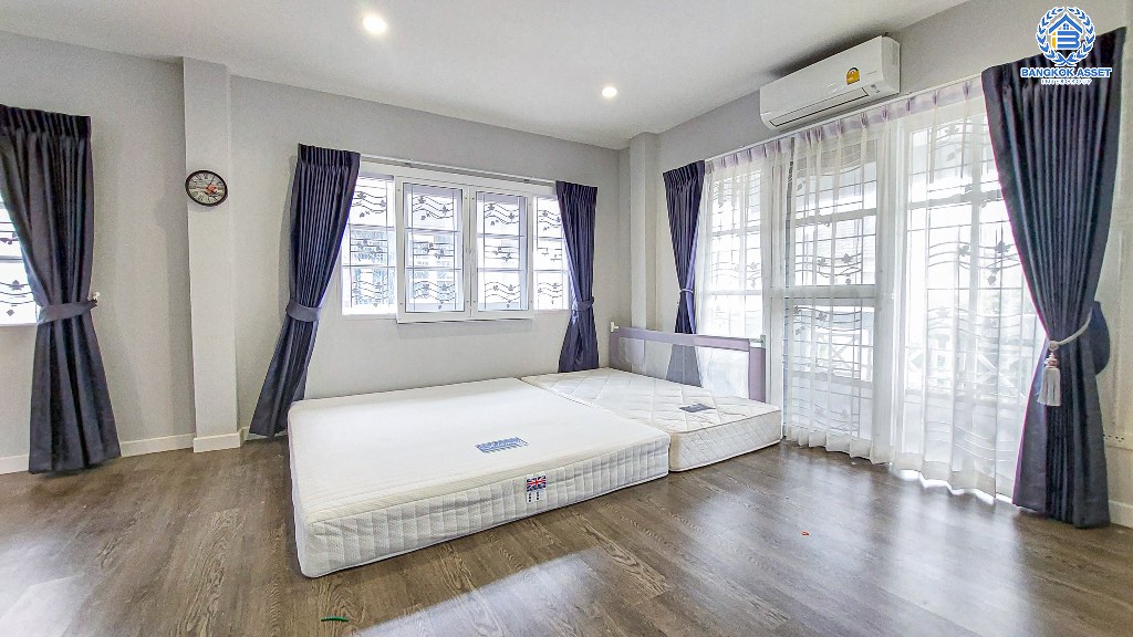 *****บ้านเดี่ยวมือสอง โครงการ ลภาวัน9 ชัยพฤกษ์-แจ้งวัฒนะ เนื้อที่ 60 ตร.ว. ฟังก์ชัน 3 ห้องนอน 2 ห้องน้ำ 2 ที่จอดรถ บ้านสภาพดีเยี่ยม พร้อมเข้าอยู่ บนทำเลเดินทางสะดวก เชื่อมต่อถนนราชพฤกษ์ ถนนรัตนาธิเบศร์ ถนนชัยพฤกษ์ ใกล้รถไฟฟ้าสายสีม่วง "สถานีบางพลู" และจุดขึ้นทางด่วน "ศรีรัช"