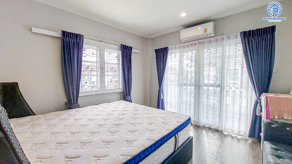 *****บ้านเดี่ยวมือสอง โครงการ ลภาวัน9 ชัยพฤกษ์-แจ้งวัฒนะ เนื้อที่ 60 ตร.ว. ฟังก์ชัน 3 ห้องนอน 2 ห้องน้ำ 2 ที่จอดรถ บ้านสภาพดีเยี่ยม พร้อมเข้าอยู่ บนทำเลเดินทางสะดวก เชื่อมต่อถนนราชพฤกษ์ ถนนรัตนาธิเบศร์ ถนนชัยพฤกษ์ ใกล้รถไฟฟ้าสายสีม่วง "สถานีบางพลู" และจุดขึ้นทางด่วน "ศรีรัช"