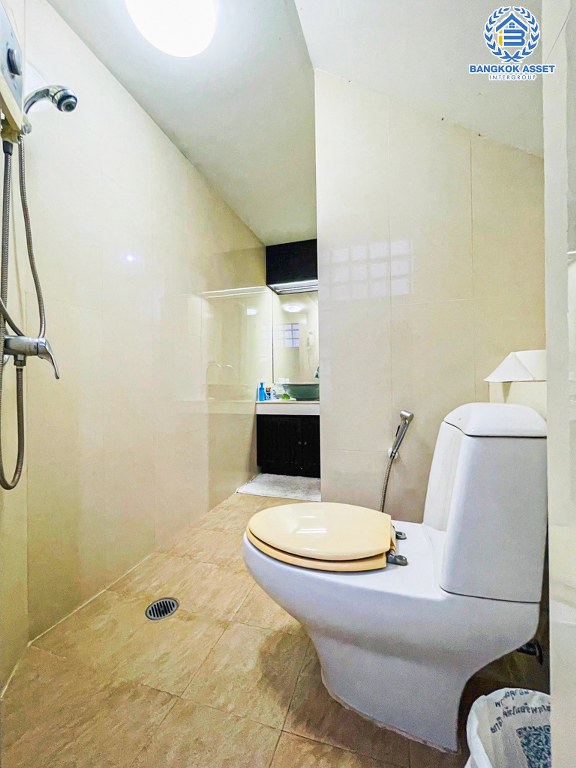 *****บ้านเดี่ยวมือสอง โครงการ โนเบิลวานา วัชรพล เนื้อที่กว้าง 65.60 ตร.ว. ฟังก์ชัน 2 ห้องนอน 3 ห้องน้ำ 2 ที่จอดรถ บ้านหลังใหญ่พื้นที่กว้างขวาง พร้อมข้าอยู่  บนทำเลดี เชื่อมต่อถนนวัชรพล ถนนจตุโชติ ถนนคู้บอน ใกล้รถไฟฟ้าสายสีชมพู "สถานีคู้บอน" และจุดขึ้นทางด่วน "รามอินทรา-อาจณรงค์"