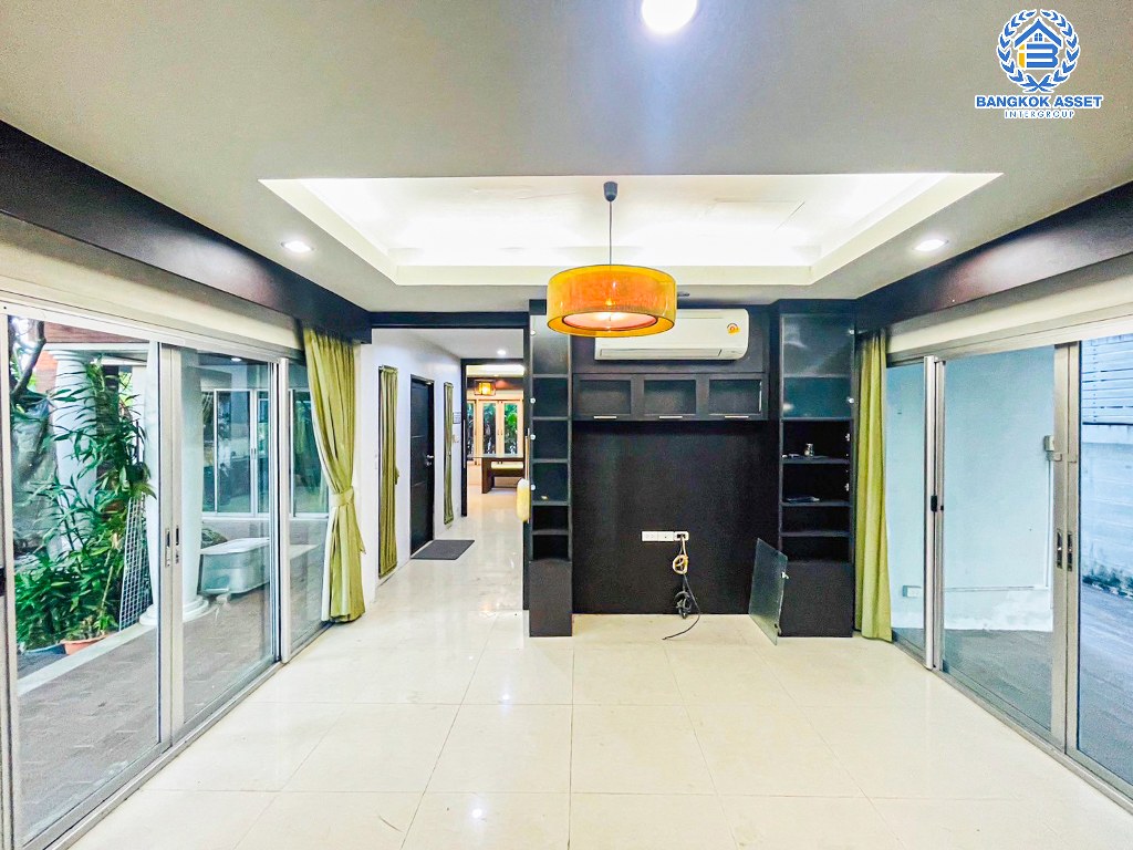 *****บ้านเดี่ยวมือสอง โครงการ โนเบิลวานา วัชรพล เนื้อที่กว้าง 65.60 ตร.ว. ฟังก์ชัน 2 ห้องนอน 3 ห้องน้ำ 2 ที่จอดรถ บ้านหลังใหญ่พื้นที่กว้างขวาง พร้อมข้าอยู่  บนทำเลดี เชื่อมต่อถนนวัชรพล ถนนจตุโชติ ถนนคู้บอน ใกล้รถไฟฟ้าสายสีชมพู "สถานีคู้บอน" และจุดขึ้นทางด่วน "รามอินทรา-อาจณรงค์"