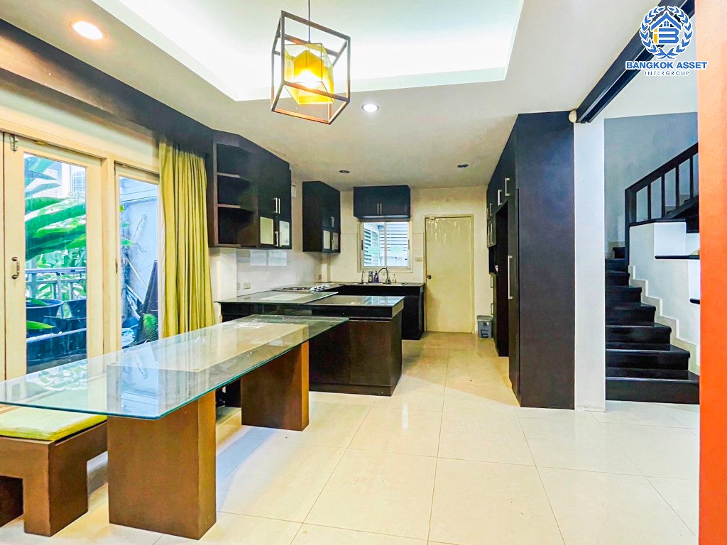 *****บ้านเดี่ยวมือสอง โครงการ โนเบิลวานา วัชรพล เนื้อที่กว้าง 65.60 ตร.ว. ฟังก์ชัน 2 ห้องนอน 3 ห้องน้ำ 2 ที่จอดรถ บ้านหลังใหญ่พื้นที่กว้างขวาง พร้อมข้าอยู่  บนทำเลดี เชื่อมต่อถนนวัชรพล ถนนจตุโชติ ถนนคู้บอน ใกล้รถไฟฟ้าสายสีชมพู "สถานีคู้บอน" และจุดขึ้นทางด่วน "รามอินทรา-อาจณรงค์"