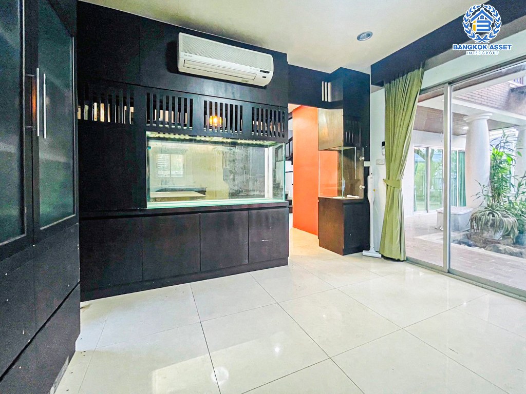 *****บ้านเดี่ยวมือสอง โครงการ โนเบิลวานา วัชรพล เนื้อที่กว้าง 65.60 ตร.ว. ฟังก์ชัน 2 ห้องนอน 3 ห้องน้ำ 2 ที่จอดรถ บ้านหลังใหญ่พื้นที่กว้างขวาง พร้อมข้าอยู่  บนทำเลดี เชื่อมต่อถนนวัชรพล ถนนจตุโชติ ถนนคู้บอน ใกล้รถไฟฟ้าสายสีชมพู "สถานีคู้บอน" และจุดขึ้นทางด่วน "รามอินทรา-อาจณรงค์"