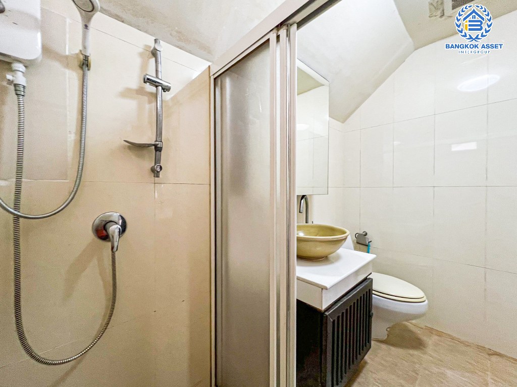 *****บ้านเดี่ยวมือสอง โครงการ โนเบิลวานา วัชรพล เนื้อที่กว้าง 65.60 ตร.ว. ฟังก์ชัน 2 ห้องนอน 3 ห้องน้ำ 2 ที่จอดรถ บ้านหลังใหญ่พื้นที่กว้างขวาง พร้อมข้าอยู่  บนทำเลดี เชื่อมต่อถนนวัชรพล ถนนจตุโชติ ถนนคู้บอน ใกล้รถไฟฟ้าสายสีชมพู "สถานีคู้บอน" และจุดขึ้นทางด่วน "รามอินทรา-อาจณรงค์"