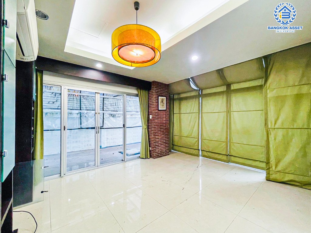 *****บ้านเดี่ยวมือสอง โครงการ โนเบิลวานา วัชรพล เนื้อที่กว้าง 65.60 ตร.ว. ฟังก์ชัน 2 ห้องนอน 3 ห้องน้ำ 2 ที่จอดรถ บ้านหลังใหญ่พื้นที่กว้างขวาง พร้อมข้าอยู่  บนทำเลดี เชื่อมต่อถนนวัชรพล ถนนจตุโชติ ถนนคู้บอน ใกล้รถไฟฟ้าสายสีชมพู "สถานีคู้บอน" และจุดขึ้นทางด่วน "รามอินทรา-อาจณรงค์"