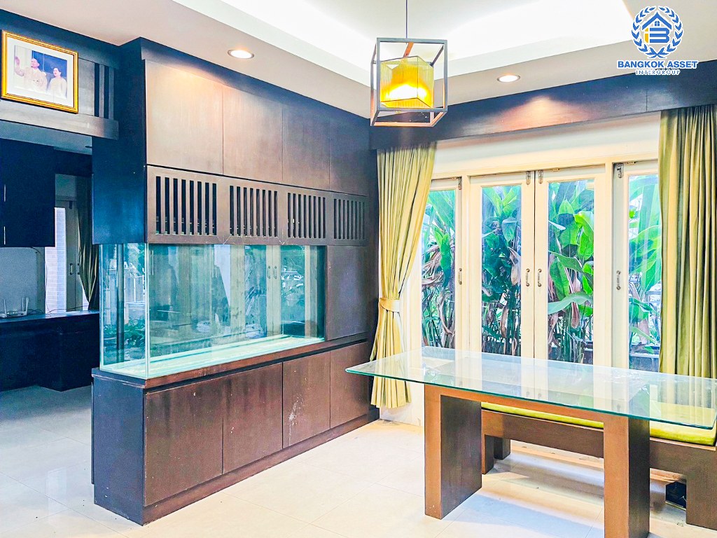 *****บ้านเดี่ยวมือสอง โครงการ โนเบิลวานา วัชรพล เนื้อที่กว้าง 65.60 ตร.ว. ฟังก์ชัน 2 ห้องนอน 3 ห้องน้ำ 2 ที่จอดรถ บ้านหลังใหญ่พื้นที่กว้างขวาง พร้อมข้าอยู่  บนทำเลดี เชื่อมต่อถนนวัชรพล ถนนจตุโชติ ถนนคู้บอน ใกล้รถไฟฟ้าสายสีชมพู "สถานีคู้บอน" และจุดขึ้นทางด่วน "รามอินทรา-อาจณรงค์"