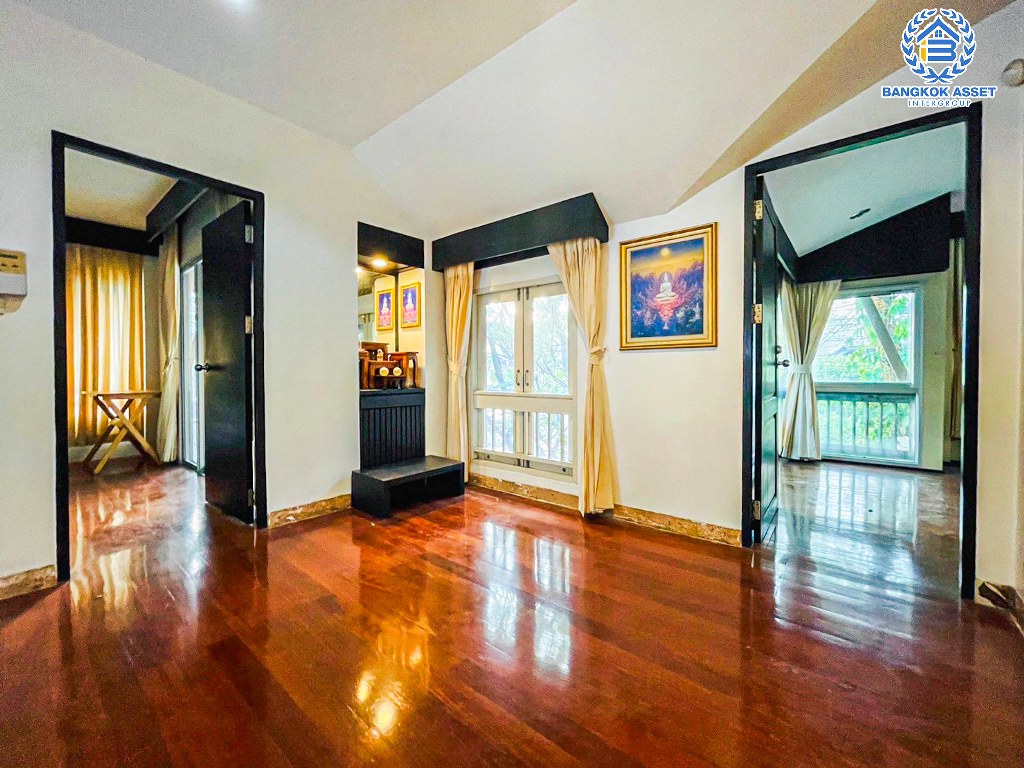 *****บ้านเดี่ยวมือสอง โครงการ โนเบิลวานา วัชรพล เนื้อที่กว้าง 65.60 ตร.ว. ฟังก์ชัน 2 ห้องนอน 3 ห้องน้ำ 2 ที่จอดรถ บ้านหลังใหญ่พื้นที่กว้างขวาง พร้อมข้าอยู่  บนทำเลดี เชื่อมต่อถนนวัชรพล ถนนจตุโชติ ถนนคู้บอน ใกล้รถไฟฟ้าสายสีชมพู "สถานีคู้บอน" และจุดขึ้นทางด่วน "รามอินทรา-อาจณรงค์"