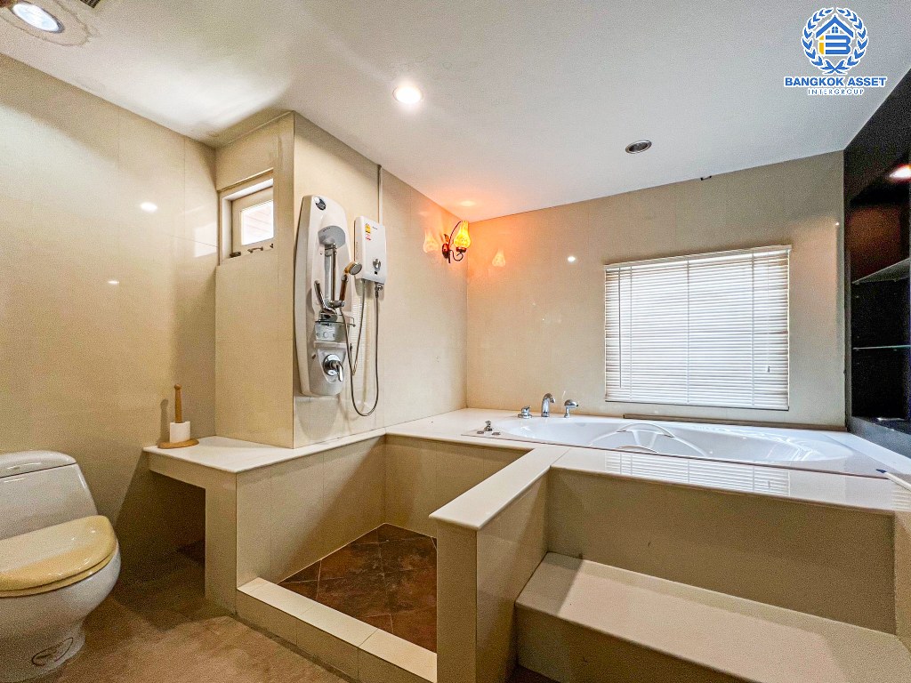 *****บ้านเดี่ยวมือสอง โครงการ โนเบิลวานา วัชรพล เนื้อที่กว้าง 65.60 ตร.ว. ฟังก์ชัน 2 ห้องนอน 3 ห้องน้ำ 2 ที่จอดรถ บ้านหลังใหญ่พื้นที่กว้างขวาง พร้อมข้าอยู่  บนทำเลดี เชื่อมต่อถนนวัชรพล ถนนจตุโชติ ถนนคู้บอน ใกล้รถไฟฟ้าสายสีชมพู "สถานีคู้บอน" และจุดขึ้นทางด่วน "รามอินทรา-อาจณรงค์"