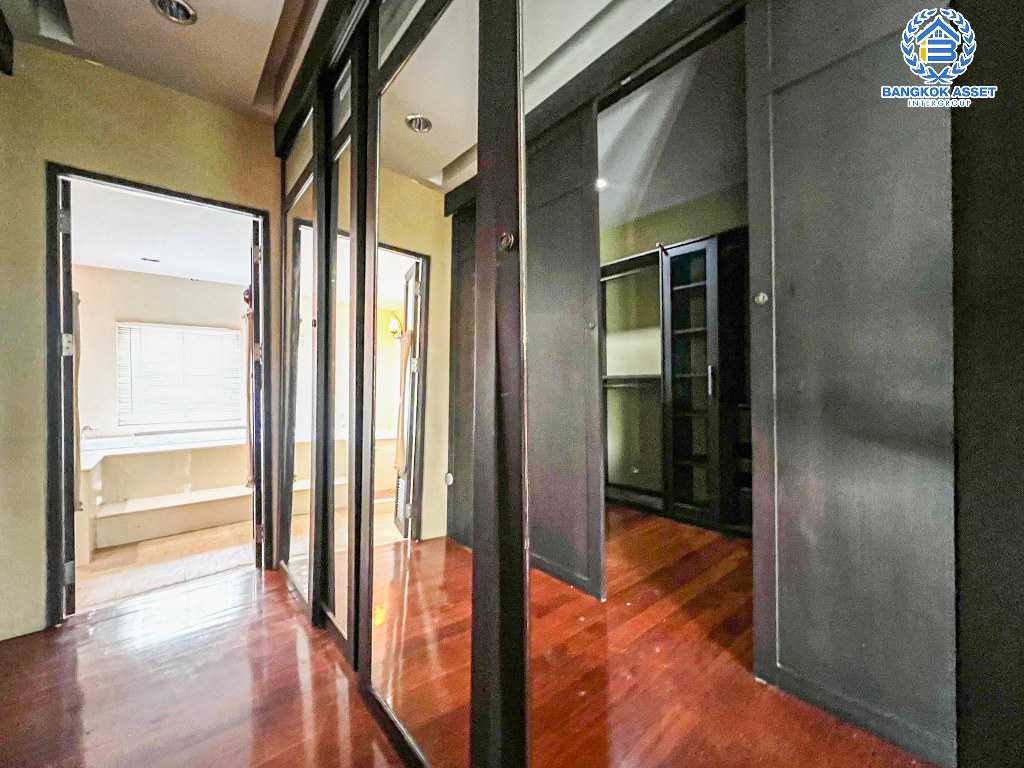 *****บ้านเดี่ยวมือสอง โครงการ โนเบิลวานา วัชรพล เนื้อที่กว้าง 65.60 ตร.ว. ฟังก์ชัน 2 ห้องนอน 3 ห้องน้ำ 2 ที่จอดรถ บ้านหลังใหญ่พื้นที่กว้างขวาง พร้อมข้าอยู่  บนทำเลดี เชื่อมต่อถนนวัชรพล ถนนจตุโชติ ถนนคู้บอน ใกล้รถไฟฟ้าสายสีชมพู "สถานีคู้บอน" และจุดขึ้นทางด่วน "รามอินทรา-อาจณรงค์"