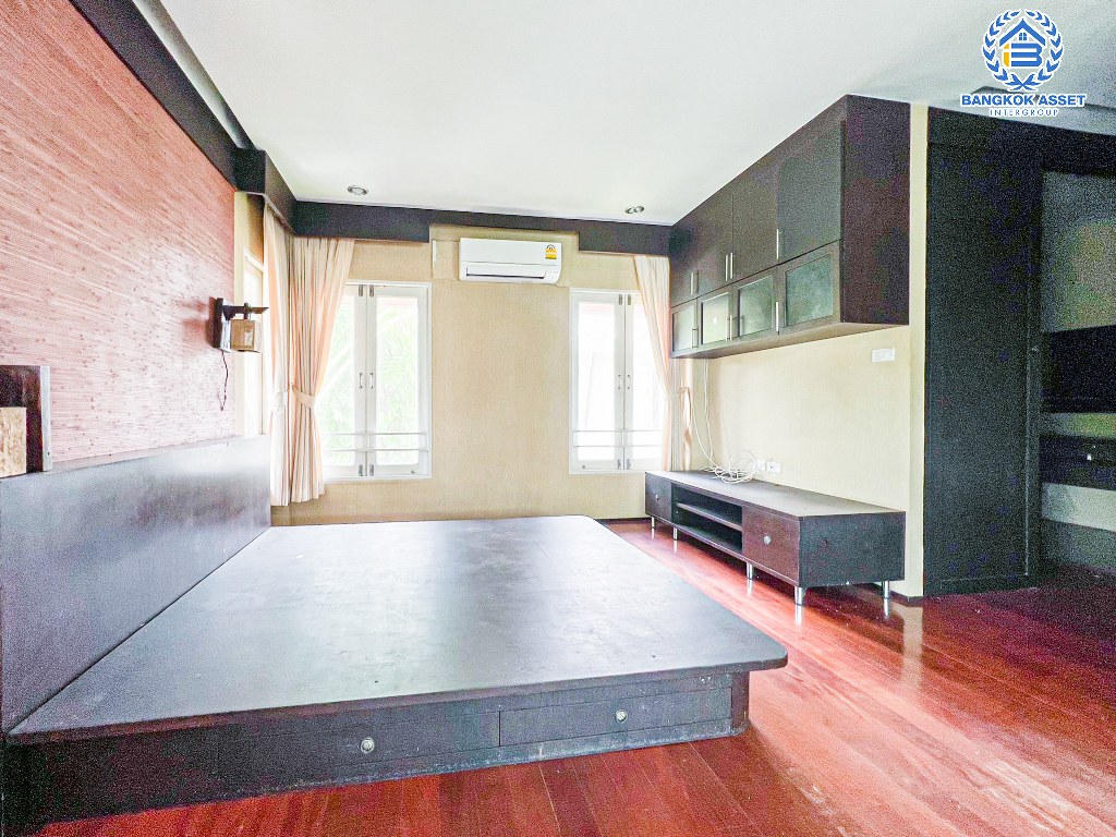 *****บ้านเดี่ยวมือสอง โครงการ โนเบิลวานา วัชรพล เนื้อที่กว้าง 65.60 ตร.ว. ฟังก์ชัน 2 ห้องนอน 3 ห้องน้ำ 2 ที่จอดรถ บ้านหลังใหญ่พื้นที่กว้างขวาง พร้อมข้าอยู่  บนทำเลดี เชื่อมต่อถนนวัชรพล ถนนจตุโชติ ถนนคู้บอน ใกล้รถไฟฟ้าสายสีชมพู "สถานีคู้บอน" และจุดขึ้นทางด่วน "รามอินทรา-อาจณรงค์"