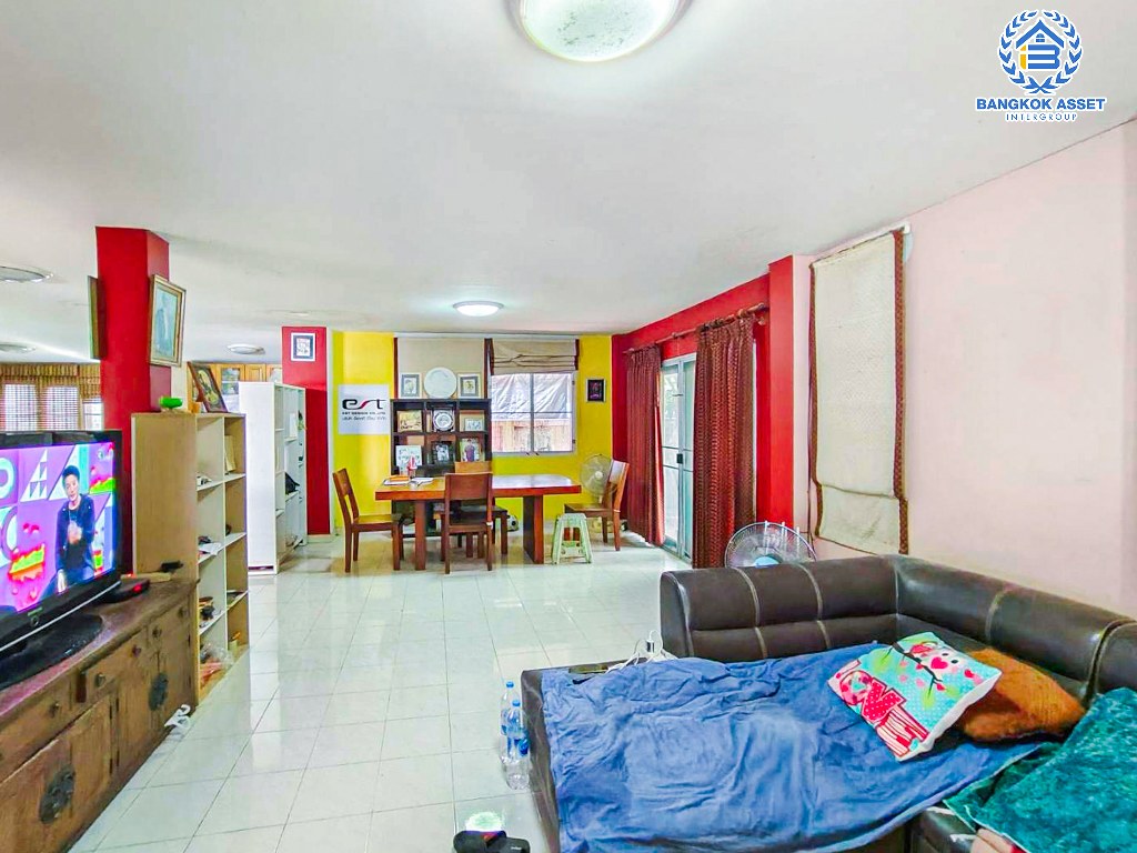 *****บ้านเดี่ยวมือสอง โครงการ โรยัล ปาร์ค วิลล์ สุวินทวงศ์ หลังมุม เนื้อที่กว้าง 50.60 ตร.ว. ฟังก์ชัน 3 ห้องนอน 3 ห้องน้ำ 2 ที่จอดรถ บ้านสภาพดีเยี่ยม พร้อมอยู่ บนทำเลเดินทางสะดวกสบาย เชื่อมต่อถนนวงแหวนรอบนอก ถนนสุวินทวงศ์ ถนนฉลองกรุง