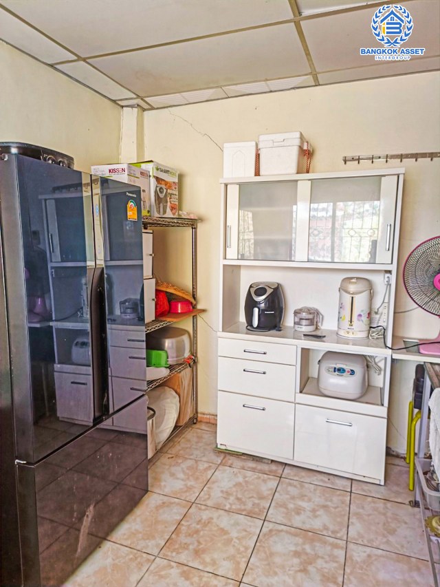 *****ทาวน์เฮ้าส์มือสองกรุงเทพมหานคร หมู่บ้าน พร้อมชัย เพชรเกษม หลังมุม! เนื้อที่ 17 ตร.ว. ฟังก์ชัน 2 ห้องนอน 2 ห้องน้ำ 2 ที่จอดรถ บ้านสภาพดี แถมฟรี! 3 เครื่องปรับอากาศ 1 เครื่องทำน้ำอุ่น บนทำเลแห่งการเดินทาง ใกล้รถไฟฟ้าสายสีน้ำเงิน "สถานีหลักสอง" และจุดขึ้นทางด่วน "พระราม 2"