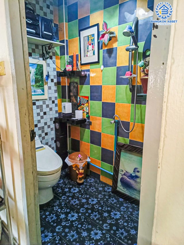 *****ทาวน์เฮ้าส์มือสองกรุงเทพมหานคร หมู่บ้าน พร้อมชัย เพชรเกษม หลังมุม! เนื้อที่ 17 ตร.ว. ฟังก์ชัน 2 ห้องนอน 2 ห้องน้ำ 2 ที่จอดรถ บ้านสภาพดี แถมฟรี! 3 เครื่องปรับอากาศ 1 เครื่องทำน้ำอุ่น บนทำเลแห่งการเดินทาง ใกล้รถไฟฟ้าสายสีน้ำเงิน "สถานีหลักสอง" และจุดขึ้นทางด่วน "พระราม 2"