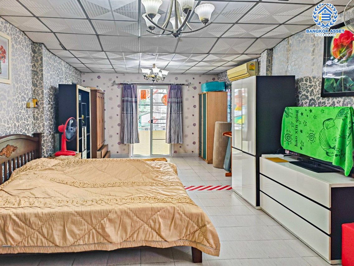 *****ทาวน์เฮ้าส์มือสองกรุงเทพมหานคร หมู่บ้าน พร้อมชัย เพชรเกษม หลังมุม! เนื้อที่ 17 ตร.ว. ฟังก์ชัน 2 ห้องนอน 2 ห้องน้ำ 2 ที่จอดรถ บ้านสภาพดี แถมฟรี! 3 เครื่องปรับอากาศ 1 เครื่องทำน้ำอุ่น บนทำเลแห่งการเดินทาง ใกล้รถไฟฟ้าสายสีน้ำเงิน "สถานีหลักสอง" และจุดขึ้นทางด่วน "พระราม 2"