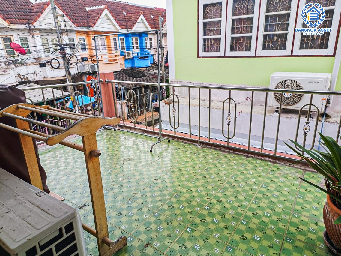 *****ทาวน์เฮ้าส์มือสองกรุงเทพมหานคร หมู่บ้าน พร้อมชัย เพชรเกษม หลังมุม! เนื้อที่ 17 ตร.ว. ฟังก์ชัน 2 ห้องนอน 2 ห้องน้ำ 2 ที่จอดรถ บ้านสภาพดี แถมฟรี! 3 เครื่องปรับอากาศ 1 เครื่องทำน้ำอุ่น บนทำเลแห่งการเดินทาง ใกล้รถไฟฟ้าสายสีน้ำเงิน "สถานีหลักสอง" และจุดขึ้นทางด่วน "พระราม 2"