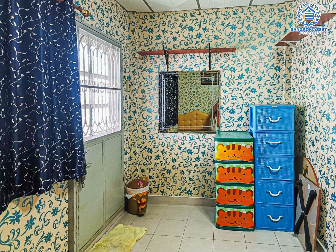 *****ทาวน์เฮ้าส์มือสองกรุงเทพมหานคร หมู่บ้าน พร้อมชัย เพชรเกษม หลังมุม! เนื้อที่ 17 ตร.ว. ฟังก์ชัน 2 ห้องนอน 2 ห้องน้ำ 2 ที่จอดรถ บ้านสภาพดี แถมฟรี! 3 เครื่องปรับอากาศ 1 เครื่องทำน้ำอุ่น บนทำเลแห่งการเดินทาง ใกล้รถไฟฟ้าสายสีน้ำเงิน "สถานีหลักสอง" และจุดขึ้นทางด่วน "พระราม 2"