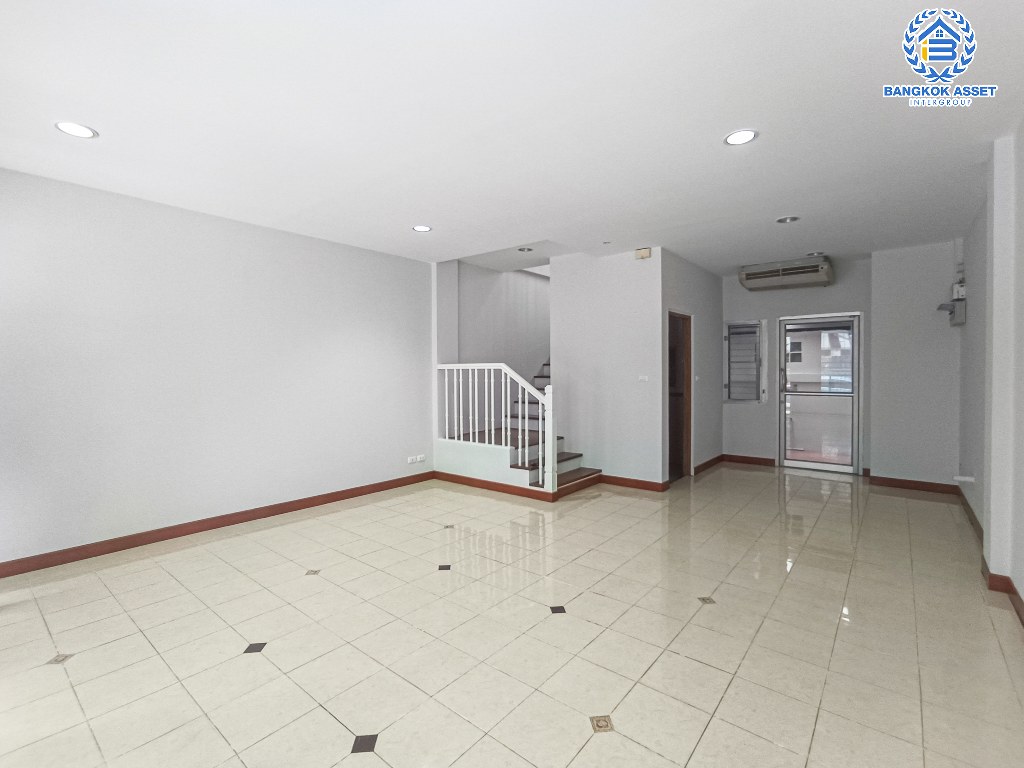 *****ทาวน์เฮ้าส์มือสอง โครงการ บ้านกลางเมืองสวิสทาวน์ เกษตร-นวมินทร์ เนื้อที่ 20 ตร.ว. ฟังก์ชัน 3 ห้องนอน 3 ห้องน้ำ 2 ที่จอดรถ บ้านทำเลเมือง ภายในโครงการสุดร่มรื่น การเดินทางสะดวกเชื่อมต่อถนนประเสริฐมนูกิจ ถนนรามอินทรา ถนนพหลโยธิน ใกล้เซ็นทรัลลาดพร้าว และใกล้จุดขึ้นทางด่วน "ศรีรัช"