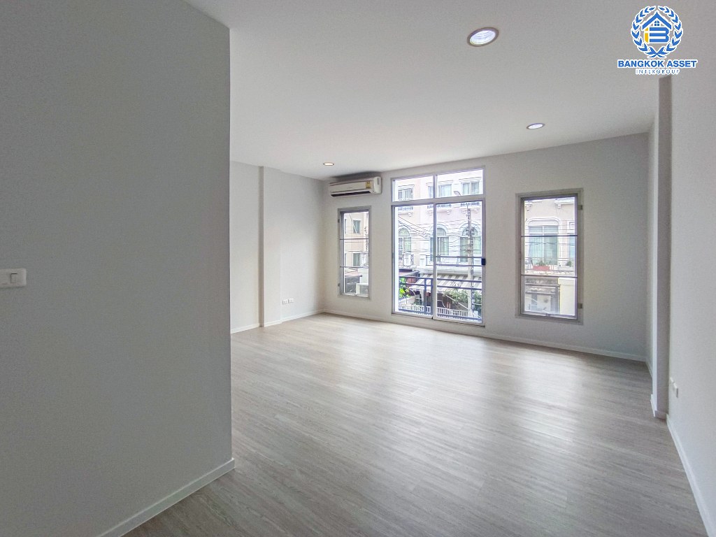 *****ทาวน์เฮ้าส์มือสอง โครงการ บ้านกลางเมืองสวิสทาวน์ เกษตร-นวมินทร์ เนื้อที่ 20 ตร.ว. ฟังก์ชัน 3 ห้องนอน 3 ห้องน้ำ 2 ที่จอดรถ บ้านทำเลเมือง ภายในโครงการสุดร่มรื่น การเดินทางสะดวกเชื่อมต่อถนนประเสริฐมนูกิจ ถนนรามอินทรา ถนนพหลโยธิน ใกล้เซ็นทรัลลาดพร้าว และใกล้จุดขึ้นทางด่วน "ศรีรัช"