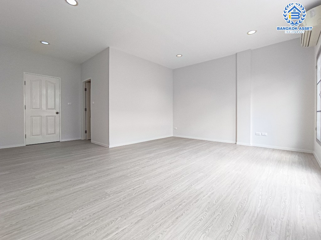 *****ทาวน์เฮ้าส์มือสอง โครงการ บ้านกลางเมืองสวิสทาวน์ เกษตร-นวมินทร์ เนื้อที่ 20 ตร.ว. ฟังก์ชัน 3 ห้องนอน 3 ห้องน้ำ 2 ที่จอดรถ บ้านทำเลเมือง ภายในโครงการสุดร่มรื่น การเดินทางสะดวกเชื่อมต่อถนนประเสริฐมนูกิจ ถนนรามอินทรา ถนนพหลโยธิน ใกล้เซ็นทรัลลาดพร้าว และใกล้จุดขึ้นทางด่วน "ศรีรัช"