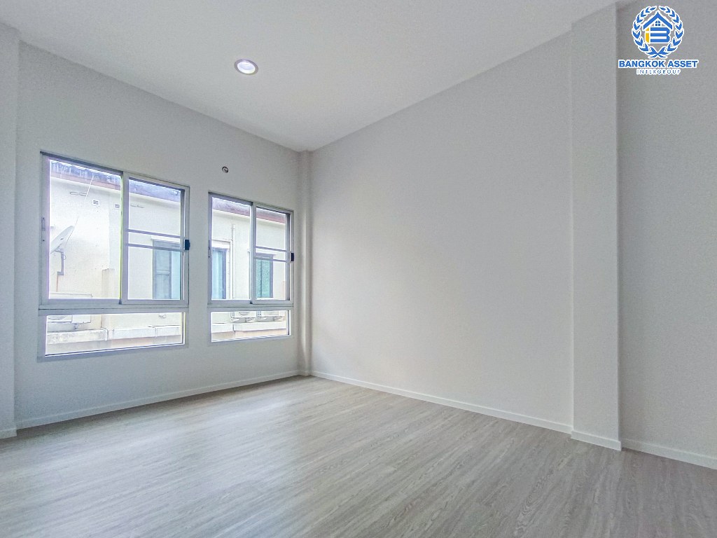 *****ทาวน์เฮ้าส์มือสอง โครงการ บ้านกลางเมืองสวิสทาวน์ เกษตร-นวมินทร์ เนื้อที่ 20 ตร.ว. ฟังก์ชัน 3 ห้องนอน 3 ห้องน้ำ 2 ที่จอดรถ บ้านทำเลเมือง ภายในโครงการสุดร่มรื่น การเดินทางสะดวกเชื่อมต่อถนนประเสริฐมนูกิจ ถนนรามอินทรา ถนนพหลโยธิน ใกล้เซ็นทรัลลาดพร้าว และใกล้จุดขึ้นทางด่วน "ศรีรัช"