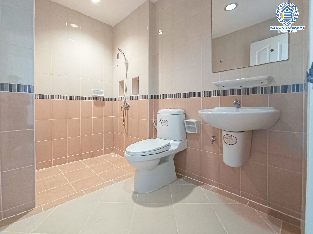 *****ทาวน์เฮ้าส์มือสอง โครงการ บ้านกลางเมืองสวิสทาวน์ เกษตร-นวมินทร์ เนื้อที่ 20 ตร.ว. ฟังก์ชัน 3 ห้องนอน 3 ห้องน้ำ 2 ที่จอดรถ บ้านทำเลเมือง ภายในโครงการสุดร่มรื่น การเดินทางสะดวกเชื่อมต่อถนนประเสริฐมนูกิจ ถนนรามอินทรา ถนนพหลโยธิน ใกล้เซ็นทรัลลาดพร้าว และใกล้จุดขึ้นทางด่วน "ศรีรัช"