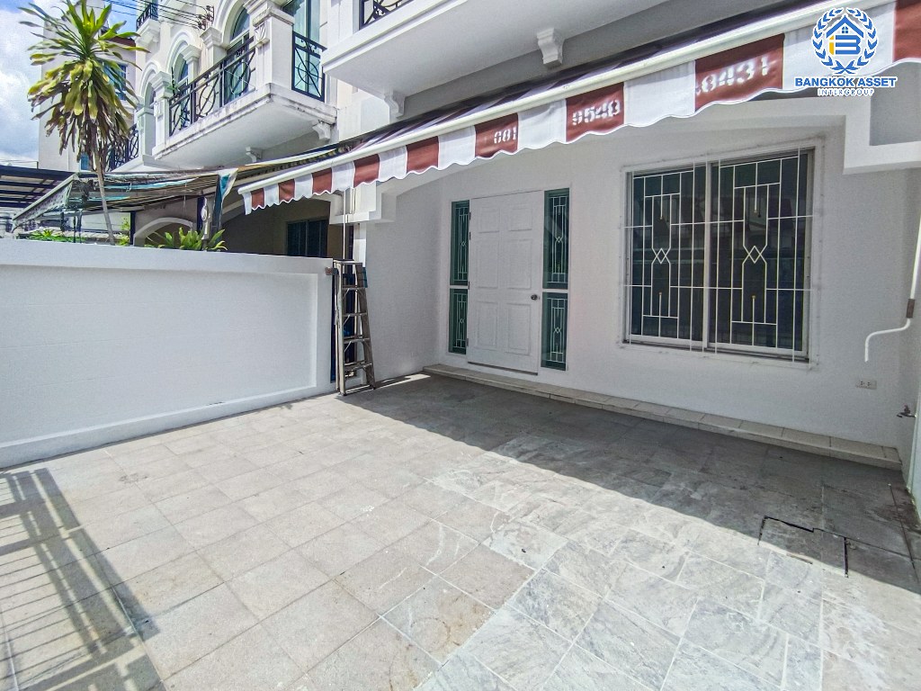 *****ทาวน์เฮ้าส์มือสอง โครงการ บ้านกลางเมืองสวิสทาวน์ เกษตร-นวมินทร์ เนื้อที่ 20 ตร.ว. ฟังก์ชัน 3 ห้องนอน 3 ห้องน้ำ 2 ที่จอดรถ บ้านทำเลเมือง ภายในโครงการสุดร่มรื่น การเดินทางสะดวกเชื่อมต่อถนนประเสริฐมนูกิจ ถนนรามอินทรา ถนนพหลโยธิน ใกล้เซ็นทรัลลาดพร้าว และใกล้จุดขึ้นทางด่วน "ศรีรัช"