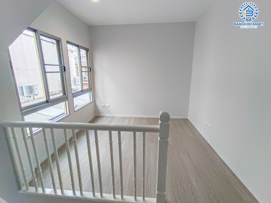 *****ทาวน์เฮ้าส์มือสอง โครงการ บ้านกลางเมืองสวิสทาวน์ เกษตร-นวมินทร์ เนื้อที่ 20 ตร.ว. ฟังก์ชัน 3 ห้องนอน 3 ห้องน้ำ 2 ที่จอดรถ บ้านทำเลเมือง ภายในโครงการสุดร่มรื่น การเดินทางสะดวกเชื่อมต่อถนนประเสริฐมนูกิจ ถนนรามอินทรา ถนนพหลโยธิน ใกล้เซ็นทรัลลาดพร้าว และใกล้จุดขึ้นทางด่วน "ศรีรัช"