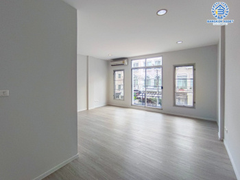 *****ทาวน์เฮ้าส์มือสอง โครงการ บ้านกลางเมืองสวิสทาวน์ เกษตร-นวมินทร์ เนื้อที่ 20 ตร.ว. ฟังก์ชัน 3 ห้องนอน 3 ห้องน้ำ 2 ที่จอดรถ บ้านทำเลเมือง ภายในโครงการสุดร่มรื่น การเดินทางสะดวกเชื่อมต่อถนนประเสริฐมนูกิจ ถนนรามอินทรา ถนนพหลโยธิน ใกล้เซ็นทรัลลาดพร้าว และใกล้จุดขึ้นทางด่วน "ศรีรัช"