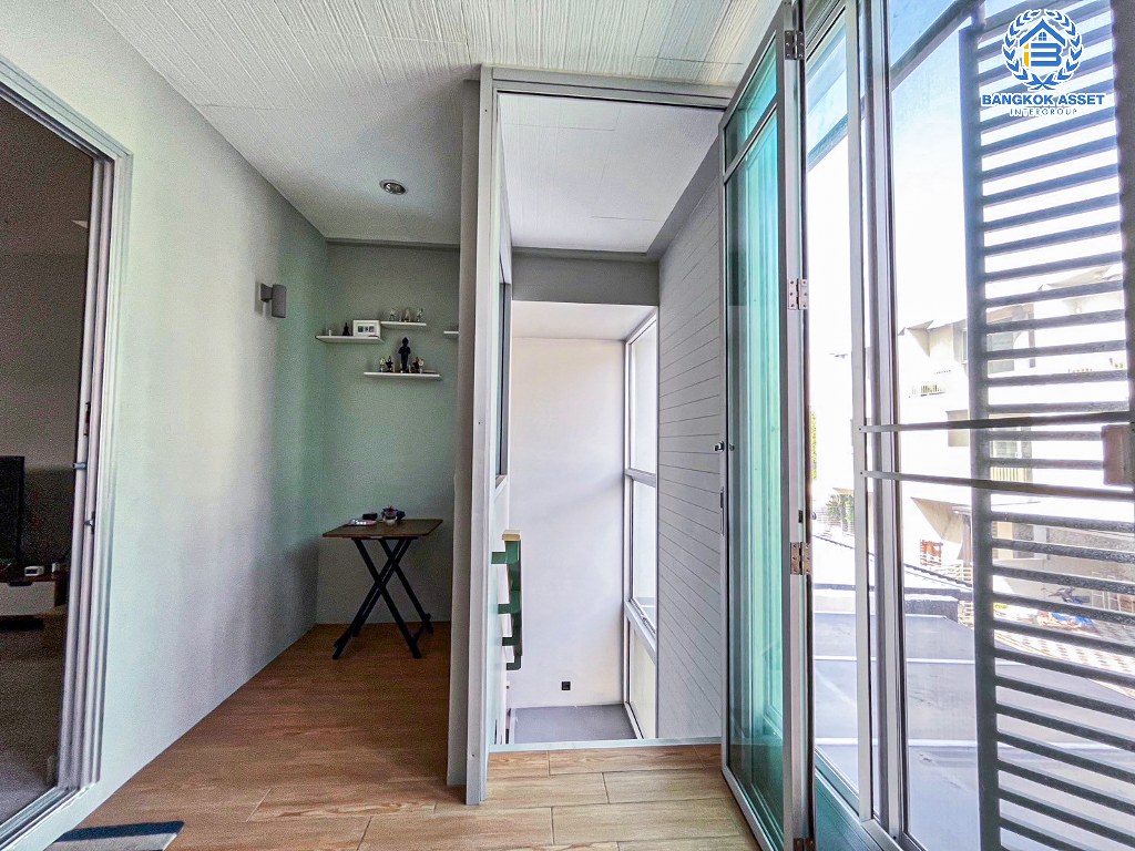 *****ทาวน์โฮม 3 ชั้นมือสอง โครงการ zebra zone งามวงศ์วาน6 แยก21 เนื้อที่กว้าง 22.20 ตร.ว. ฟังก์ชัน 4 ห้องนอน 4 ห้องน้ำ 2 ที่จอดรถ บ้านสวยตกแต่งโมเดิร์น พร้อมเข้าอยู่ บนทำเลใกล้เมือง เชื่อมต่อถนนรัตนาธิเบศร์ ถนนติวานนท์ ใกล้รถไฟฟ้าสายสีม่วง "สถานีกระทรวงสาธารณสุข " และจุดขึ้นทางด่วน "งามวงศ์วาน"