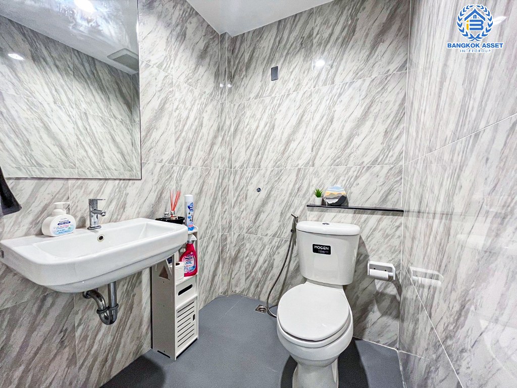 *****ทาวน์โฮม 3 ชั้นมือสอง โครงการ zebra zone งามวงศ์วาน6 แยก21 เนื้อที่กว้าง 22.20 ตร.ว. ฟังก์ชัน 4 ห้องนอน 4 ห้องน้ำ 2 ที่จอดรถ บ้านสวยตกแต่งโมเดิร์น พร้อมเข้าอยู่ บนทำเลใกล้เมือง เชื่อมต่อถนนรัตนาธิเบศร์ ถนนติวานนท์ ใกล้รถไฟฟ้าสายสีม่วง "สถานีกระทรวงสาธารณสุข " และจุดขึ้นทางด่วน "งามวงศ์วาน"