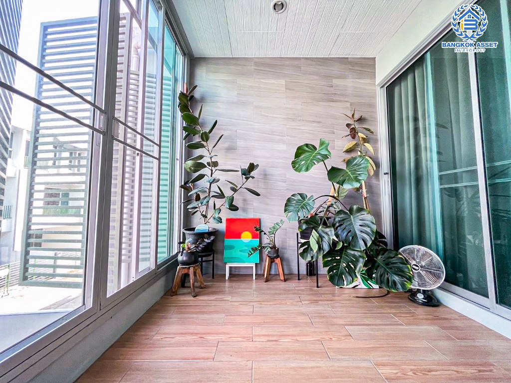 *****ทาวน์โฮม 3 ชั้นมือสอง โครงการ zebra zone งามวงศ์วาน6 แยก21 เนื้อที่กว้าง 22.20 ตร.ว. ฟังก์ชัน 4 ห้องนอน 4 ห้องน้ำ 2 ที่จอดรถ บ้านสวยตกแต่งโมเดิร์น พร้อมเข้าอยู่ บนทำเลใกล้เมือง เชื่อมต่อถนนรัตนาธิเบศร์ ถนนติวานนท์ ใกล้รถไฟฟ้าสายสีม่วง "สถานีกระทรวงสาธารณสุข " และจุดขึ้นทางด่วน "งามวงศ์วาน"