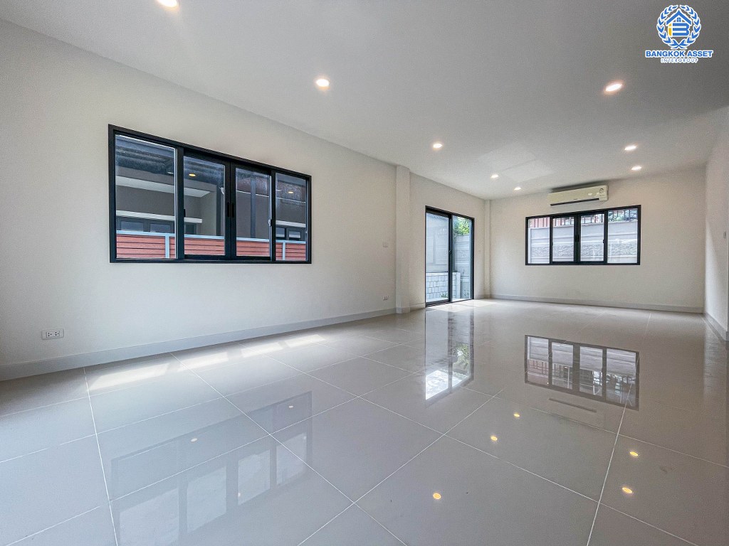 *****บ้านเดี่ยวมือสอง โครงการ เซนโทร บางใหญ่ เนื้อที่กว้าง 51.90 ตร.ว. ฟังก์ชัน 3 ห้องนอน 3 ห้องน้ำ 2 ที่จอดรถ บ้านยังใหม่ เจ้าของเดิมไม่เคยเข้าอยู่ โครงการตั้งบนทำเลดี เชื่อมต่อถนนกาญจนาภิเษก ถนนบ้านกล้วย-ไทรน้อย ถนนชัยพฤกษ์ ใกล้รถไฟฟ้าสายสีม่วง "สถานีคลองบางไผ่"