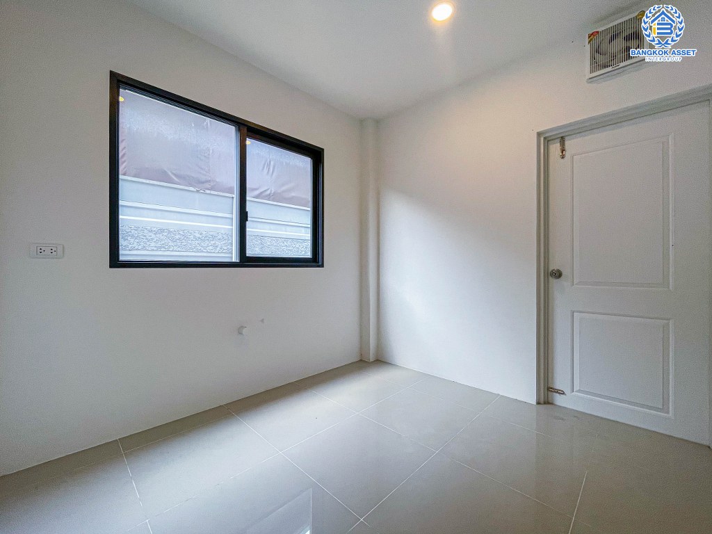 *****บ้านเดี่ยวมือสอง โครงการ เซนโทร บางใหญ่ เนื้อที่กว้าง 51.90 ตร.ว. ฟังก์ชัน 3 ห้องนอน 3 ห้องน้ำ 2 ที่จอดรถ บ้านยังใหม่ เจ้าของเดิมไม่เคยเข้าอยู่ โครงการตั้งบนทำเลดี เชื่อมต่อถนนกาญจนาภิเษก ถนนบ้านกล้วย-ไทรน้อย ถนนชัยพฤกษ์ ใกล้รถไฟฟ้าสายสีม่วง "สถานีคลองบางไผ่"