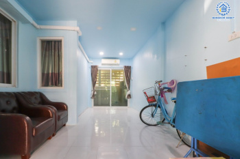 *****บ้านแฝดมือสอง โครงการ โฮมเพลส วงแหวน-รัตนาธิเบศร์ หลังมุม! เนื้อที่กว้างขวางมากถึง 43.10 ตร.ว. ฟังก์ชัน 3 ห้องนอน 2 ห้องน้ำ ที่จอดรถ 2 คัน ต่อเติมครบ พร้อมเข้าอยู่ ตั้งอยู่บนทำเลแห่งการเดินทาง ใกล้รถไฟฟ้าสายสีม่วง "สถานีคลองบางไผ่" และจุดขึ้นทางด่วน "กาญจนาภิเษก"