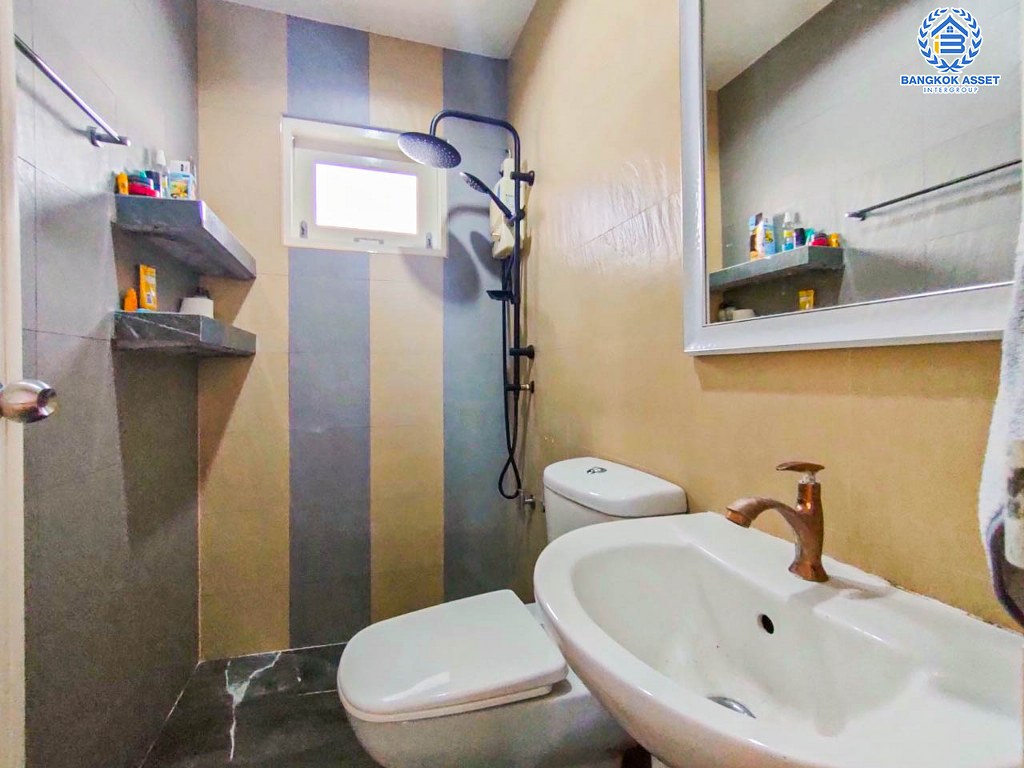 *****บ้านเดี่ยวมือสอง โครงการ เพอร์เฟคเพลส รัตนาธิเบศร์ เนื้อที่ 60 ตร.ว. ฟังก์ชัน 3 ห้องนอน 2 ห้องน้ำ 1 ที่จอดรถ ภายในตกแต่งโมเดิร์น พร้อมเข้าอยู่ บนทำเลเดินทางสะดวก เชื่อมต่อถนนรัตนาธิเบศร์ ถนนราชพฤกษ์ ถนนติวานนท์ ใกล้รถไฟฟ้าสายสีม่วง "สถานีบางรักน้อยท่าอิฐ" และจุดขึ้นทางด่วน "ศรีรัช"