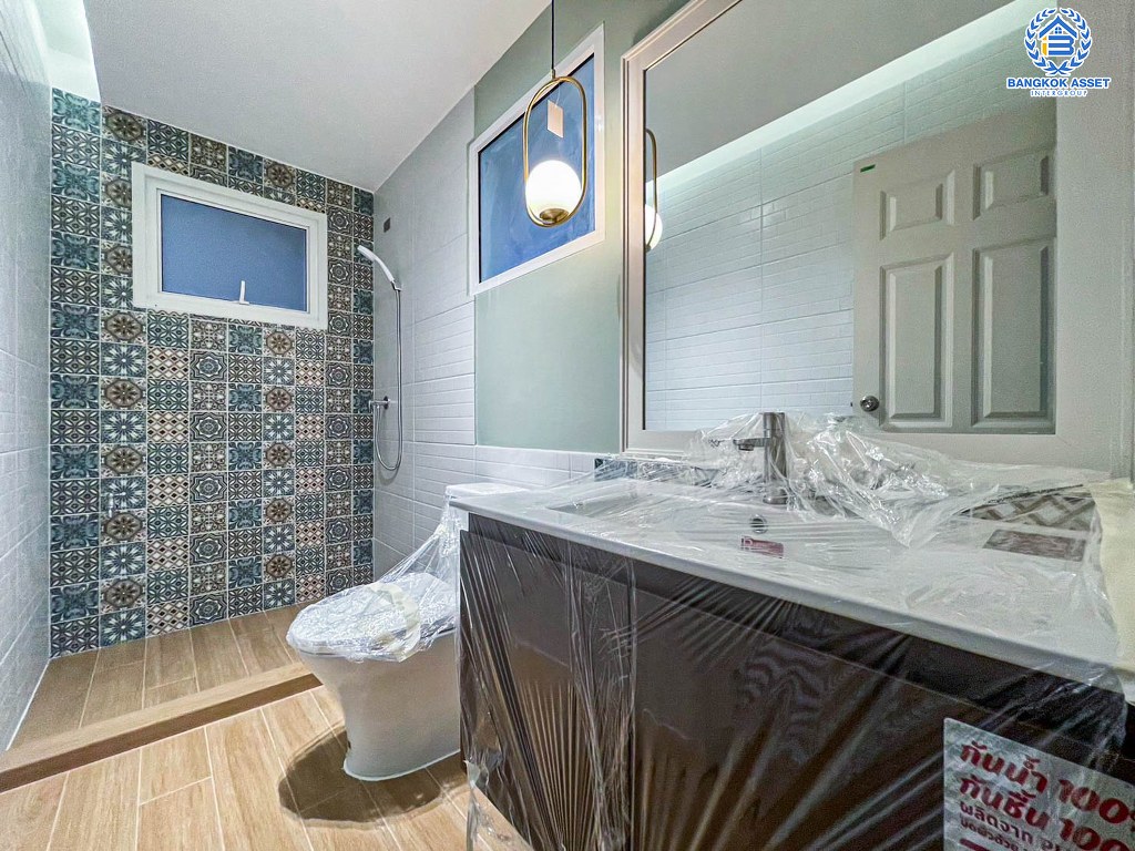 *****บ้านเดี่ยวมือสอง มัณฑนา ปิ่นเกล้า-พระราม5 หลังมุม เนื้อที่ 63 ตร.ว. ฟังก์ชัน 3 ห้องนอน 2 ห้องน้ำ 2 ที่จอดรถ บ้านหลังใหญ่สภาพดีเยี่ยม สิ่งแนวยความสะดวกโครงการครบครัน บนทำเลเดินทางสะดวก เชื่อมต่อถนนพระราม5-นครอินทร์ ถนนสวนผัก ถนนกาญจนาภิเษก ใกล้เดอะวอล์ค ราชพฤกษ์