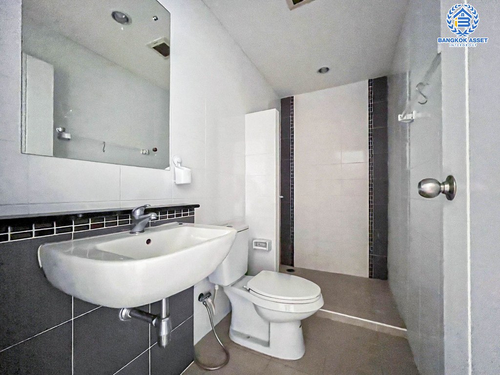 *****บ้านมือสอง อาคารพาณิชย์ซอยแก้วอินทร์ แก้วอินทร์ หลังมุม เนื้อที่กว้าง 23.20 ตร.ว. ฟังก์ชัน 3 ห้องนอน 3 ห้องน้ำ 1 ที่จอดรถ อาคาร 3 ชั้น บนทำเลเดินทางสะดวกติดถนนใหญ่ เหมาะกับประกอบธุรกิจ เชื่อมต่อถนนแก้วอินทร์ ถนนกาญจนาภิเษก ถนนรัตนาธิเบศร์ ใกล้รถไฟฟ้าสายสีม่วง "สถานีตลาดบางใหญ่"