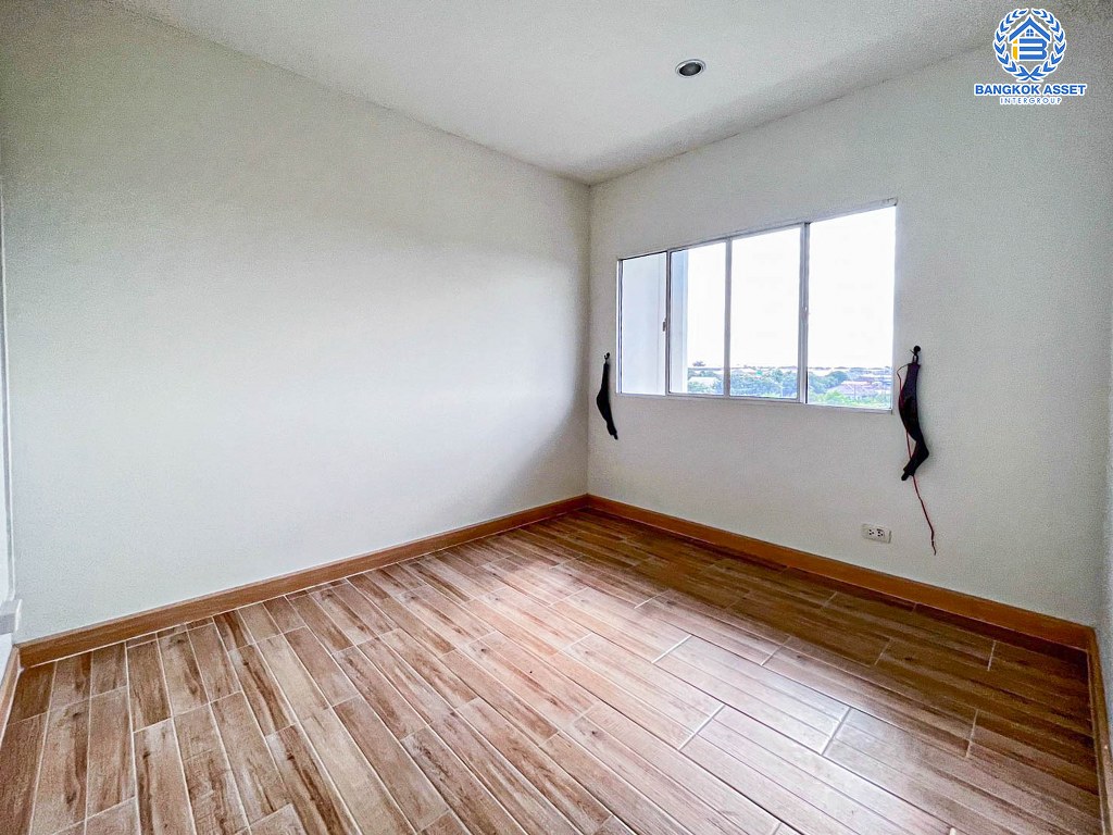 *****บ้านมือสอง อาคารพาณิชย์ซอยแก้วอินทร์ แก้วอินทร์ หลังมุม เนื้อที่กว้าง 23.20 ตร.ว. ฟังก์ชัน 3 ห้องนอน 3 ห้องน้ำ 1 ที่จอดรถ อาคาร 3 ชั้น บนทำเลเดินทางสะดวกติดถนนใหญ่ เหมาะกับประกอบธุรกิจ เชื่อมต่อถนนแก้วอินทร์ ถนนกาญจนาภิเษก ถนนรัตนาธิเบศร์ ใกล้รถไฟฟ้าสายสีม่วง "สถานีตลาดบางใหญ่"