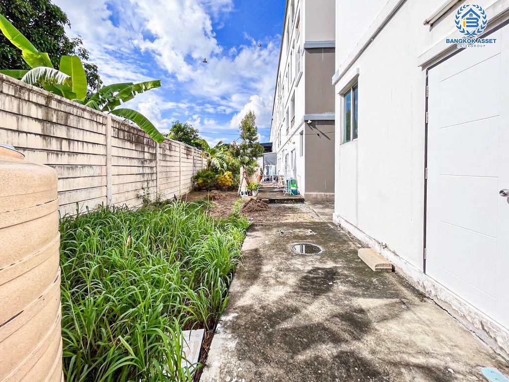 *****บ้านมือสอง อาคารพาณิชย์ซอยแก้วอินทร์ แก้วอินทร์ หลังมุม เนื้อที่กว้าง 23.20 ตร.ว. ฟังก์ชัน 3 ห้องนอน 3 ห้องน้ำ 1 ที่จอดรถ อาคาร 3 ชั้น บนทำเลเดินทางสะดวกติดถนนใหญ่ เหมาะกับประกอบธุรกิจ เชื่อมต่อถนนแก้วอินทร์ ถนนกาญจนาภิเษก ถนนรัตนาธิเบศร์ ใกล้รถไฟฟ้าสายสีม่วง "สถานีตลาดบางใหญ่"