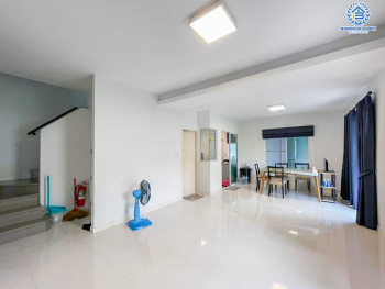 *****บ้านแฝดมือสอง คุณภาพจากแบรนด์ LH โครงการ อินนิซิโอ3 ปิ่นเกล้า-วงแหวน เนื้อที่ 38 ตร.ว. ฟังก์ชัน 3 ห้องนอน 2 ห้องน้ำ 2 ที่จอดรถ บ้านสวยพร้อมอยู่ พร้อมสาธารณูปโภคครบครัน บนทำเลเดินทางสะดวก เชื่อมต่อถนนกาญจนาภิเษก-ศาลายา ใกล้ทางด่วนศรีรัช ม.มหิดล และห้างฯ ชั้นนำมากมาย