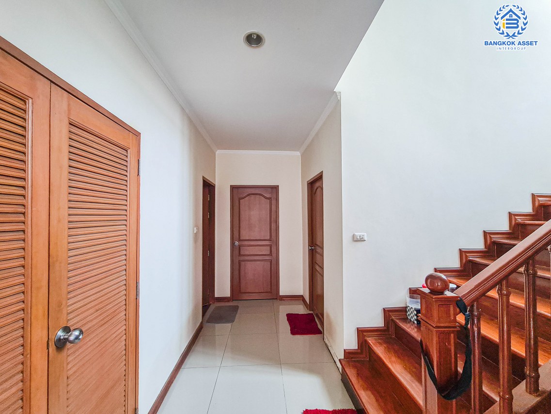 *****บ้านเดี่ยวมือสองกรุงเทพมหานคร บ้านปลูกเอง ซ.โพธิ์แก้ว1 ลาดพร้าว101 เนื้อที่กว้างมากถึง 150 ตร.ว. ฟังก์ชัน 5 ห้องนอน 4 ห้องน้ำ 3 ที่จอดรถ บ้านพื้นที่เยอะ จอดรถได้หลายคัน บนทำเลแห่งการเดินทาง ใกล้ทางด่วน "ฉลองรัช" และรถไฟฟ้าสายสีเหลือง "สถานีลาดพร้าว 101" เพียง 10 นาทีเท่านั้น