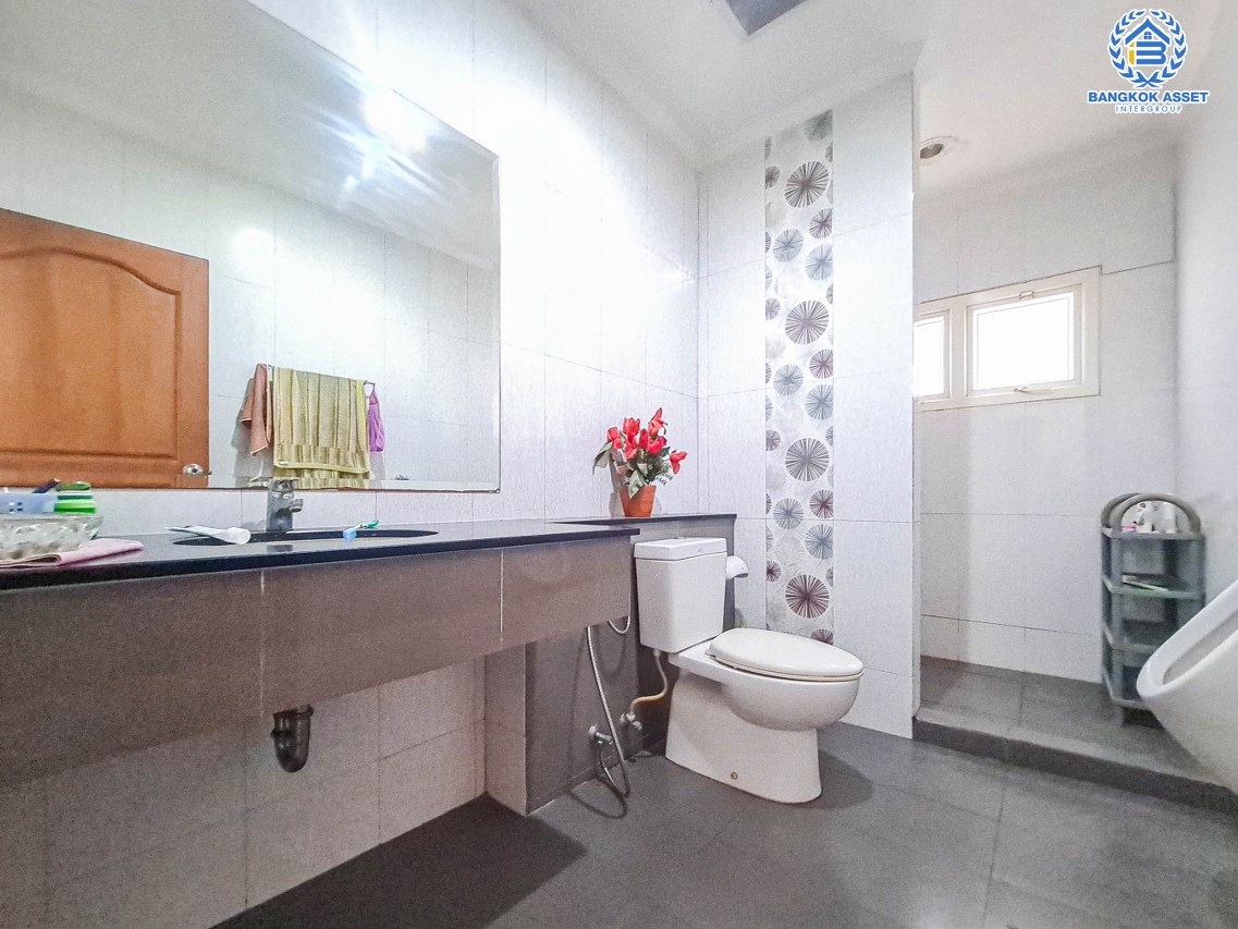 *****บ้านเดี่ยวมือสองกรุงเทพมหานคร บ้านปลูกเอง ซ.โพธิ์แก้ว1 ลาดพร้าว101 เนื้อที่กว้างมากถึง 150 ตร.ว. ฟังก์ชัน 5 ห้องนอน 4 ห้องน้ำ 3 ที่จอดรถ บ้านพื้นที่เยอะ จอดรถได้หลายคัน บนทำเลแห่งการเดินทาง ใกล้ทางด่วน "ฉลองรัช" และรถไฟฟ้าสายสีเหลือง "สถานีลาดพร้าว 101" เพียง 10 นาทีเท่านั้น