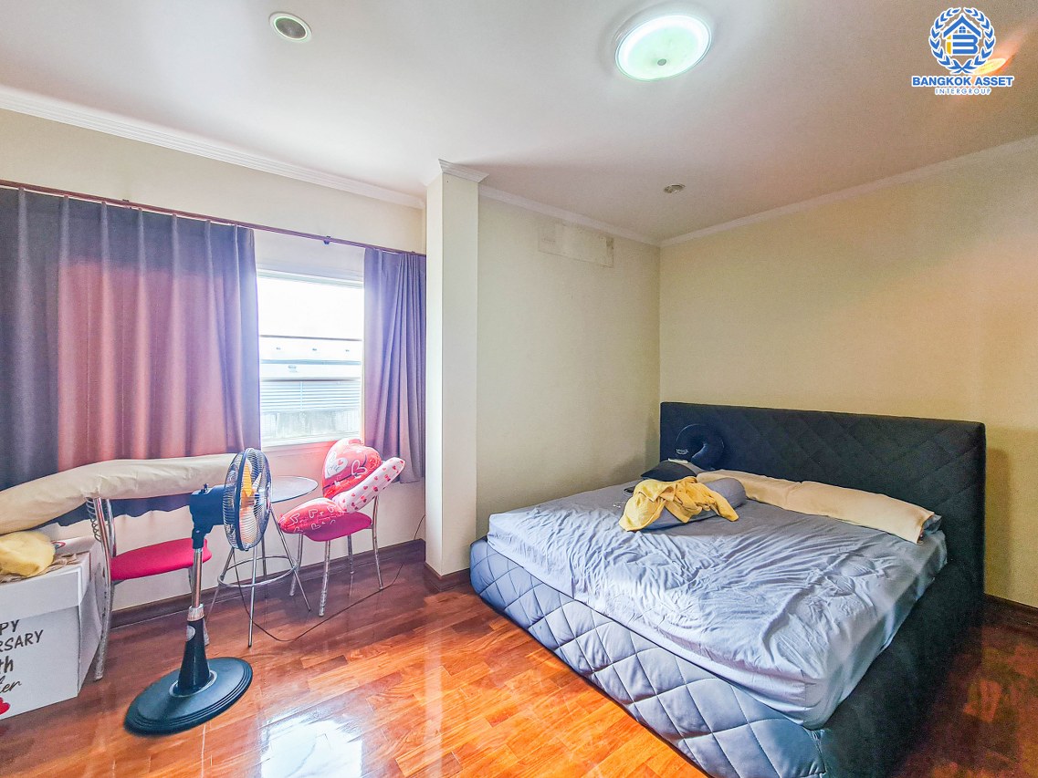 *****บ้านเดี่ยวมือสองกรุงเทพมหานคร บ้านปลูกเอง ซ.โพธิ์แก้ว1 ลาดพร้าว101 เนื้อที่กว้างมากถึง 150 ตร.ว. ฟังก์ชัน 5 ห้องนอน 4 ห้องน้ำ 3 ที่จอดรถ บ้านพื้นที่เยอะ จอดรถได้หลายคัน บนทำเลแห่งการเดินทาง ใกล้ทางด่วน "ฉลองรัช" และรถไฟฟ้าสายสีเหลือง "สถานีลาดพร้าว 101" เพียง 10 นาทีเท่านั้น