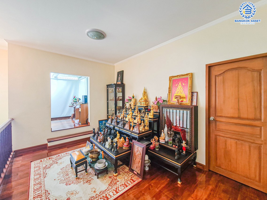 *****บ้านเดี่ยวมือสองกรุงเทพมหานคร บ้านปลูกเอง ซ.โพธิ์แก้ว1 ลาดพร้าว101 เนื้อที่กว้างมากถึง 150 ตร.ว. ฟังก์ชัน 5 ห้องนอน 4 ห้องน้ำ 3 ที่จอดรถ บ้านพื้นที่เยอะ จอดรถได้หลายคัน บนทำเลแห่งการเดินทาง ใกล้ทางด่วน "ฉลองรัช" และรถไฟฟ้าสายสีเหลือง "สถานีลาดพร้าว 101" เพียง 10 นาทีเท่านั้น