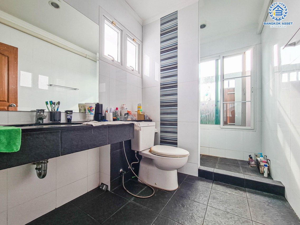 *****บ้านเดี่ยวมือสองกรุงเทพมหานคร บ้านปลูกเอง ซ.โพธิ์แก้ว1 ลาดพร้าว101 เนื้อที่กว้างมากถึง 150 ตร.ว. ฟังก์ชัน 5 ห้องนอน 4 ห้องน้ำ 3 ที่จอดรถ บ้านพื้นที่เยอะ จอดรถได้หลายคัน บนทำเลแห่งการเดินทาง ใกล้ทางด่วน "ฉลองรัช" และรถไฟฟ้าสายสีเหลือง "สถานีลาดพร้าว 101" เพียง 10 นาทีเท่านั้น